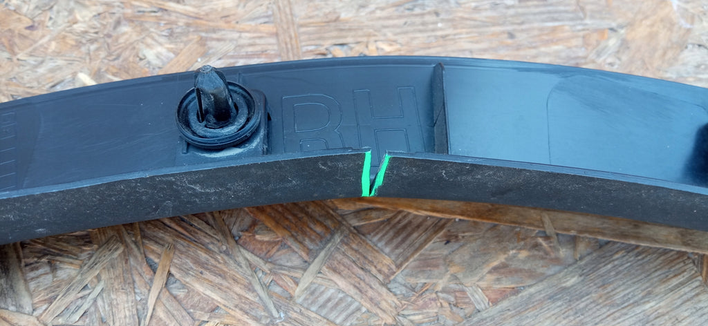 TESLA MODEL Y 22- LISTWA BŁOTNIKA PRAWY TYŁ PRAWA TYLNA 1683866-00-A