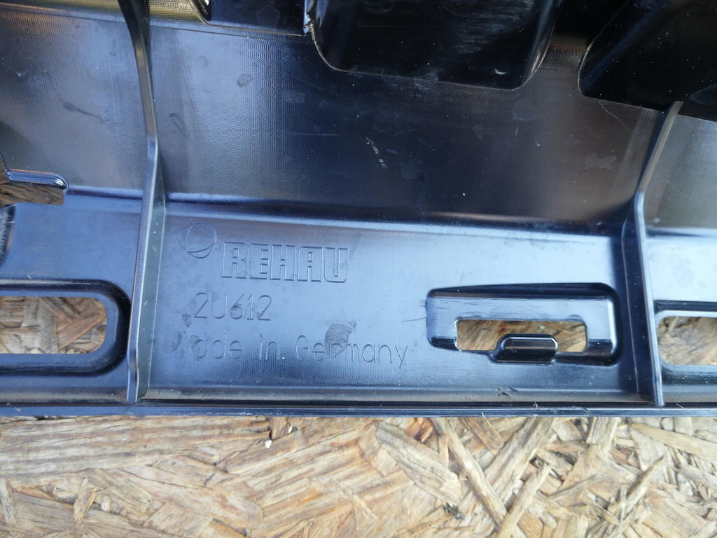 SKODA ENYAQ 21-MITTLERER GRILL STOSSFÄNGER VORNE KAMERA 5LA853653