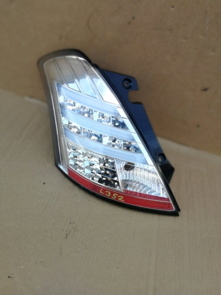 SUZUKI SWIFT MK7 10- LAMPA LEWY TYŁ LEWA TYLNA SONAR CHOME CLEAR