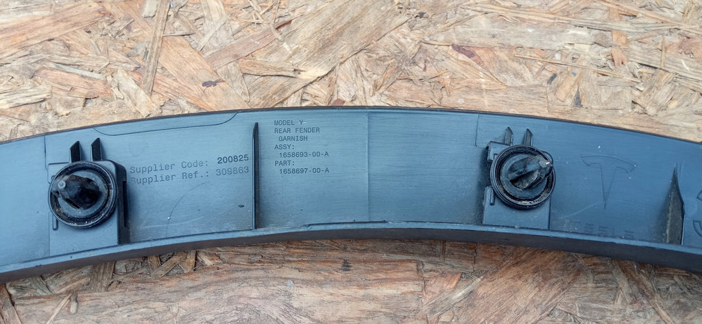 TESLA MODEL Y 22- LISTWA BŁOTNIKA LEWY LEWA TYŁ TYLNA 1658697-00-A
