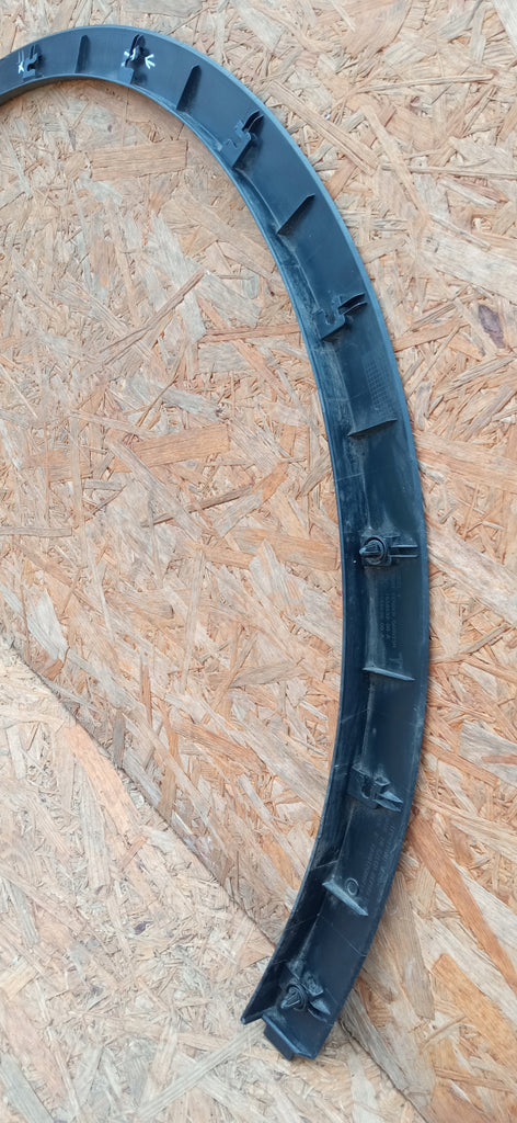 TESLA MODEL Y 20- NAKŁADKA LISTWA BŁOTNIKA PRAWY PRZÓD 1658696-00-A