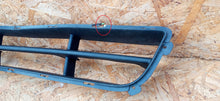 Load image into Gallery viewer, KIA CEED I 06- ATRAPA KRATKA ŚRODKOWA GRILL ZDERZAKA PRZÓD 86565-1H000