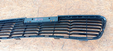 Laden Sie das Bild in den Galerie-Viewer, TOYOTA HILUX 15- MITTELGITTER STOßSTANGENGRILLE VORNE 53112-0K130