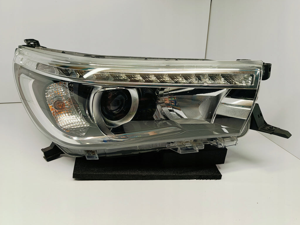 TOYOTA HILUX VIII 8 15-LAMPA REFLEKTOR PRAWY PRZÓD SOCZEWKA LED KOITO 0K-56