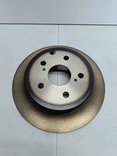 Load image into Gallery viewer, TOYOTA AVENSIS T25 SEDAN KOMBI- TARCZ HAMULCOWA TYLNA ORYGINAŁ 42431-YZZAB