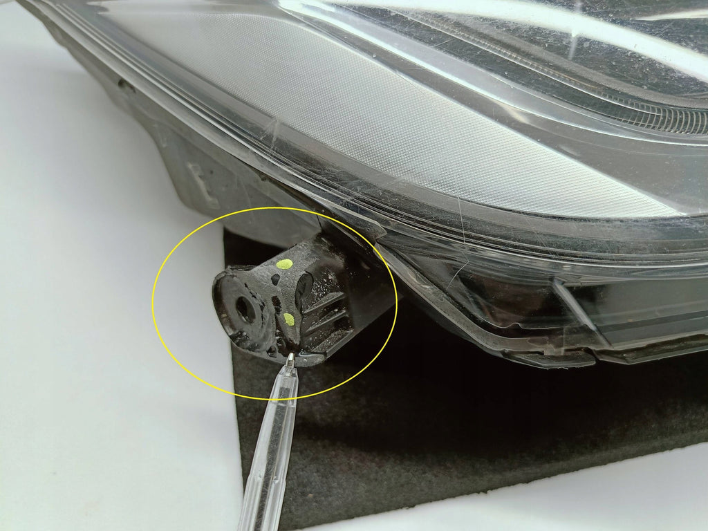 Toyota Aygo II B4 14- LAMPA PRAWA PRZÓD SOCZEWKA+LED EU 0H-17
