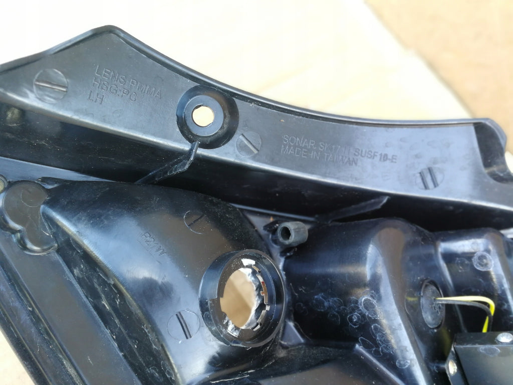 SUZUKI SWIFT MK7 10- LAMPA LEWY TYŁ LEWA TYLNA SONAR CHOME CLEAR