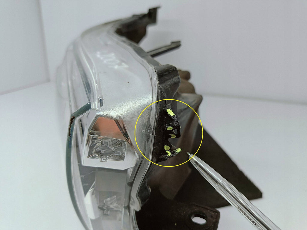 TOYOTA HILUX VIII 8 15-LAMPA REFLEKTOR PRAWY PRZÓD SOCZEWKA LED KOITO 0K-56