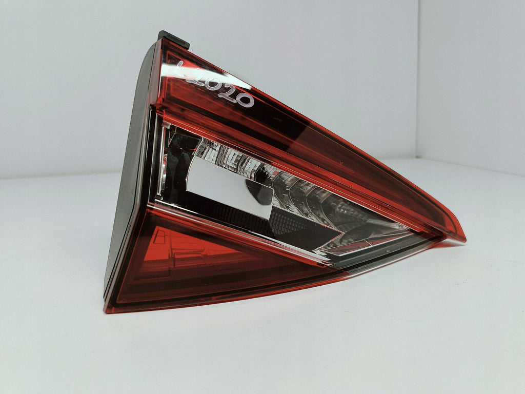 SKODA SUPERB III 3V KOMBI 15- LAMPA KLAPY BAGAŻNIKA LEWY TYŁ LED 3V9945307F