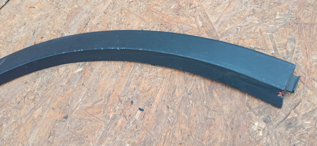 TESLA MODEL Y 20- NAKŁADKA LISTWA BŁOTNIKA LEWY PRZÓD 1658695-00-A