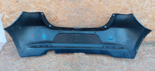 Laden Sie das Bild in den Galerie-Viewer, MAZDA 2 II LIFT 19-23 D4 PDC STOSSFÄNGER HINTEN D43N-50221