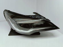 Laden Sie das Bild in den Galerie-Viewer, Opel Astra K V 15- LAMPA PRAWA PRZÓD SOCZEWKA ZWYKŁA + LED 39158006