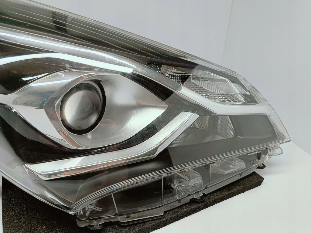 TOYOTA YARIS III LIFT 17- LAMPA PRAWA PRZÓD PRZEDNIA KOITO OD-197