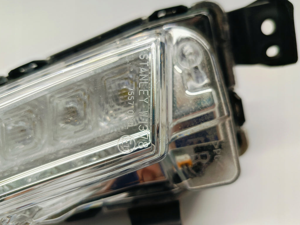 SUZUKI VITARA 15- HALOGEN DRL PRAWY LAMPA PRAWA ŚWIATŁO STANLEY LED W1378