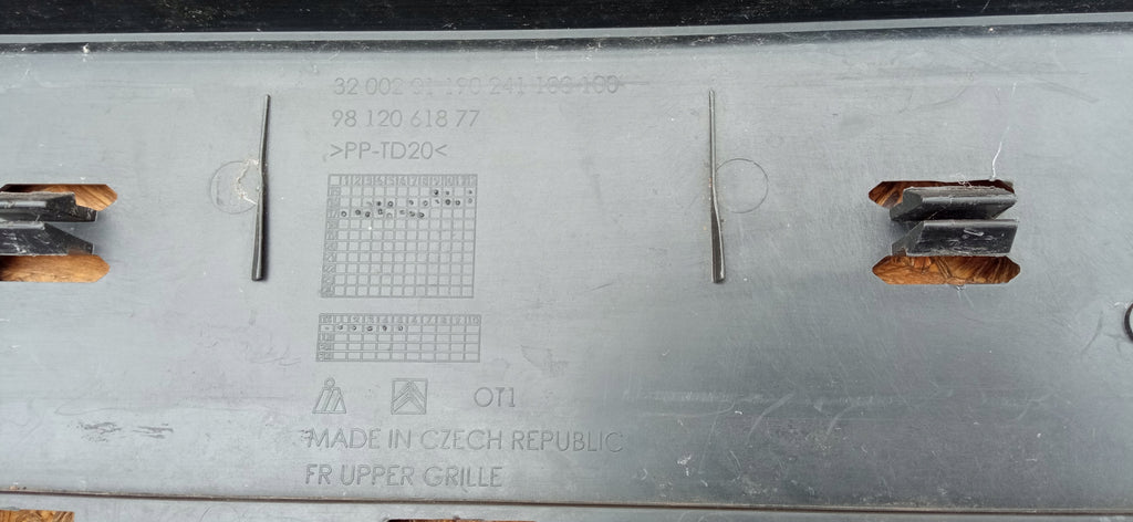 CITROEN C3 III 16- FRONTSCHÜRZE KÜHLERGRILL STOSSTANGENGRILL MITTE VORNE 9812061877