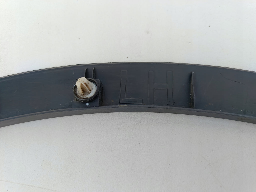 TESLA MODEL Y MY 20- NAKŁADKA LISTWA BŁOTNIKA LEWY PRZÓD 1683863-00-A