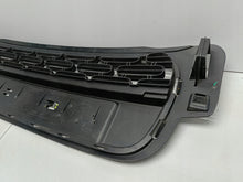 Załaduj zdjęcie do przeglądarki galerii, CITROEN C3 III 16- ATRAPA KRATKA ŚRODKOWA GRILL ZDERZAKA PRZÓD 9812061877