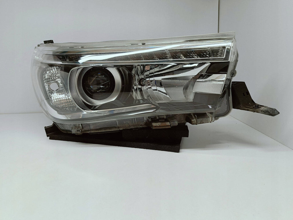 TOYOTA HILUX VIII 8 15-LAMPA REFLEKTOR PRAWY PRZÓD SOCZEWKA LED KOITO 0K-56