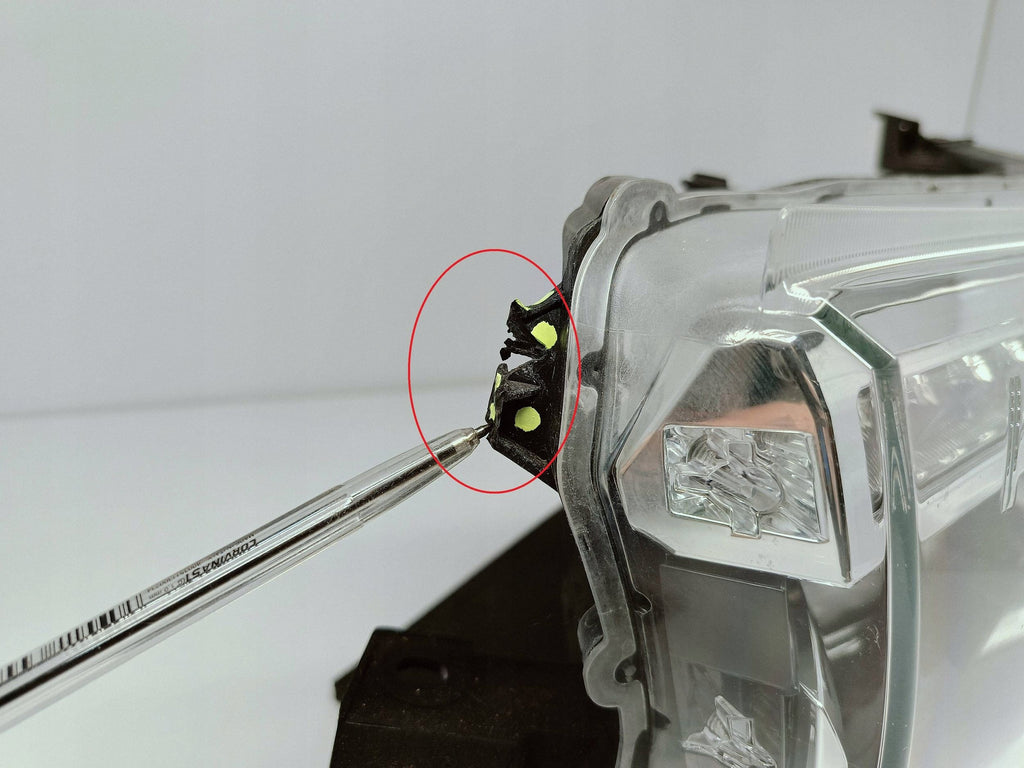 TOYOTA HILUX VIII 8 15- LAMPA REFLEKTOR LEWY PRZÓD SOCZEWKA LED KOITO 0K-56