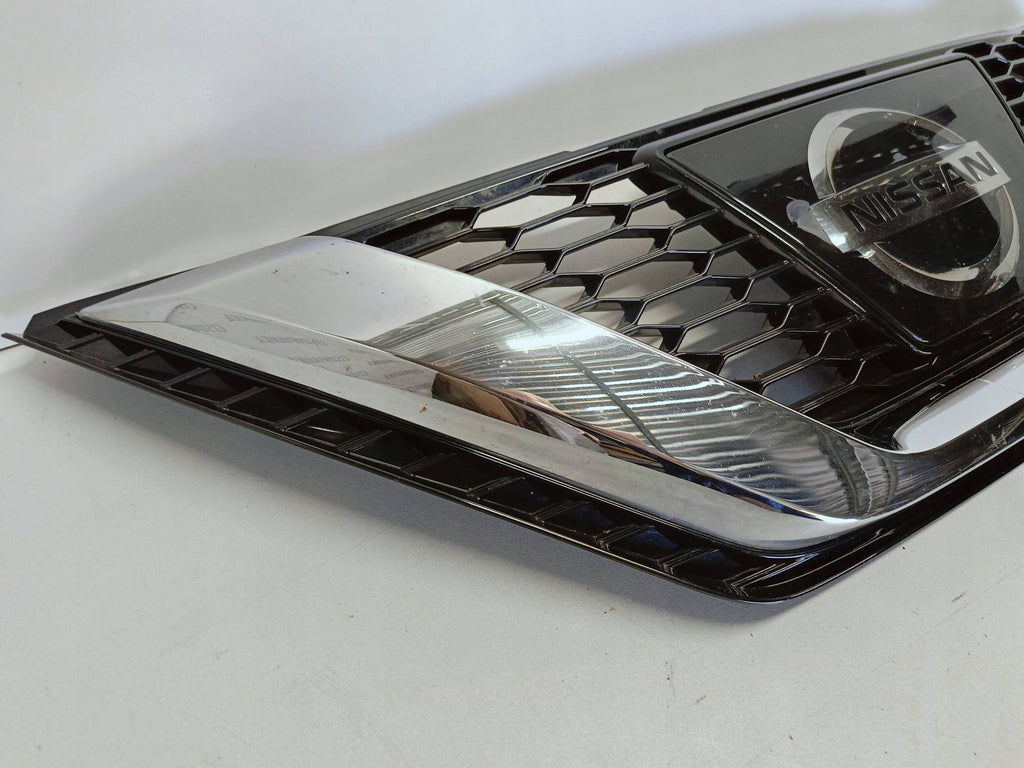 Nissan Qashqai II J11 LIFT 17- ATRAPA GRILL ZDERZAKA PRZEDNIEGO 62310HV00A