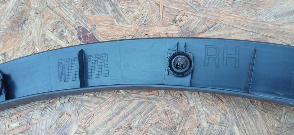 TESLA MODEL Y 22- KOTFLÜGELLEISTE HINTEN RECHTS 1658698-00-A