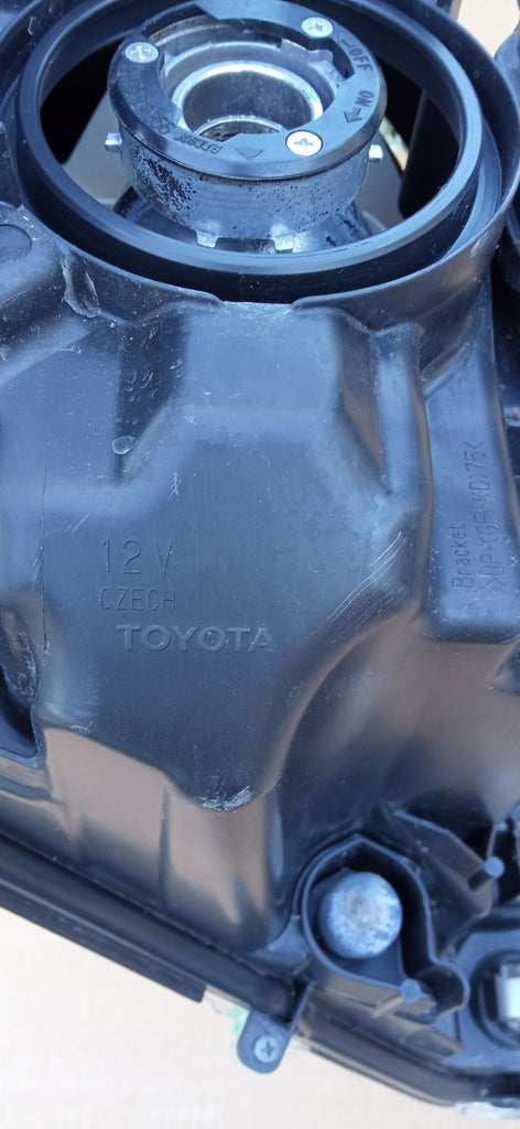 TOYOTA YARIS IV 4 19- LAMPA REFLEKTOR LEWY PRZÓD SOCZEWKA KOITO K0-6 EU