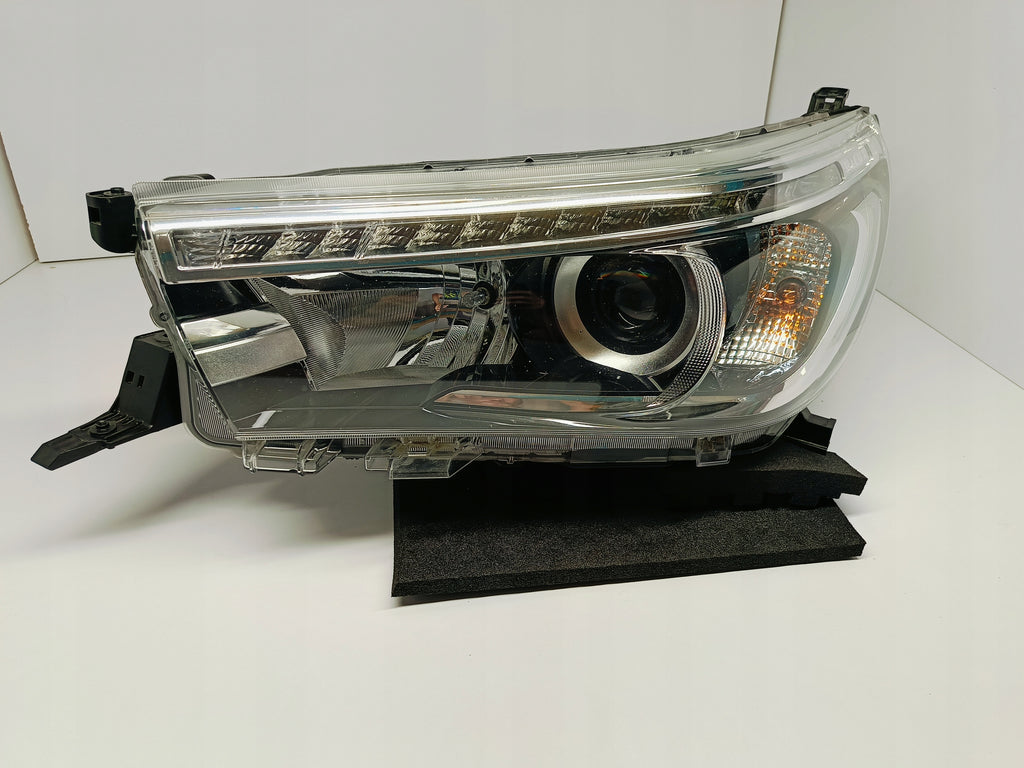 TOYOTA HILUX VIII 8 15-LAMPA REFLEKTOR LEWY PRZÓD SOCZEWKA LED KOITO 0K-56