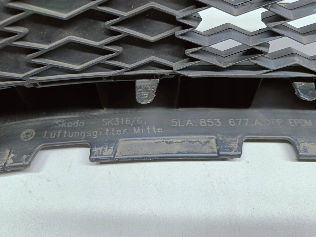 Skoda Enyaq iV 20- GRILL GITTER STOSSSTANGE VORNE 5LA853677