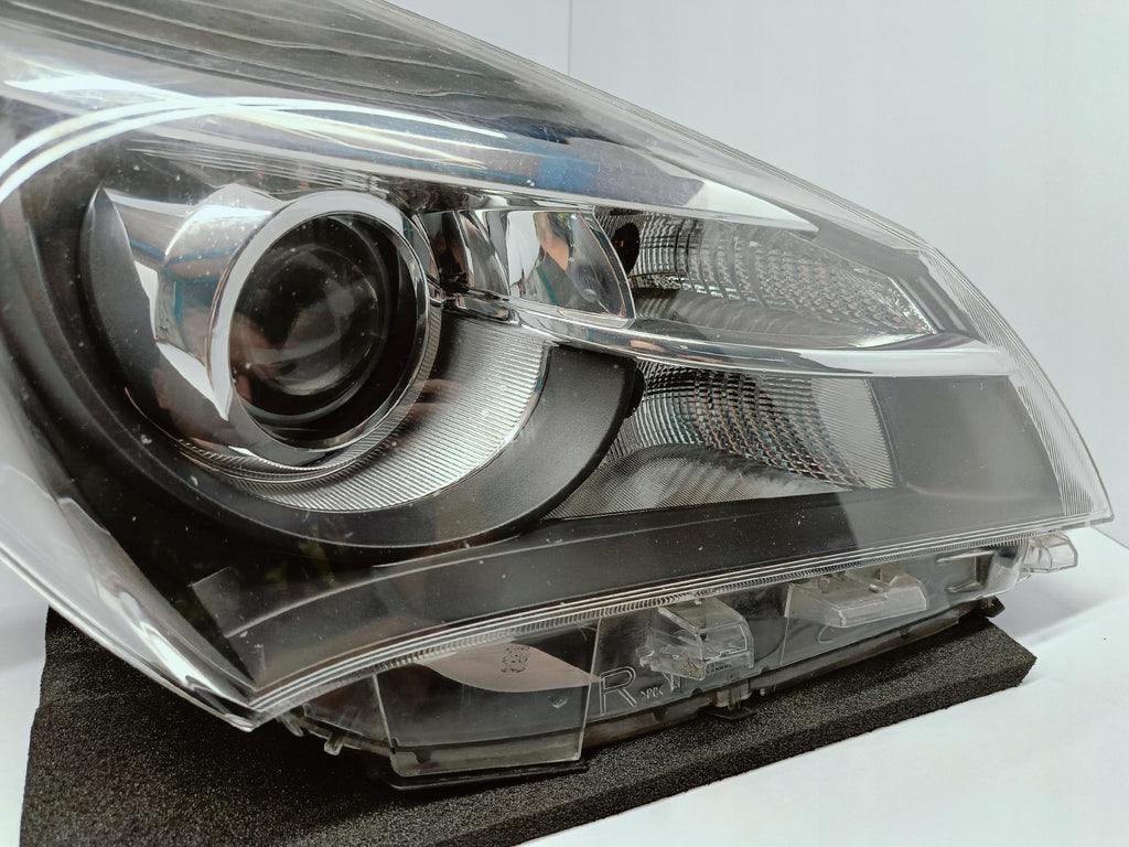 TOYOTA YARIS III LIFT 14- LAMPA PRAWA PRZÓD PRZEDNIA KOITO OD-160