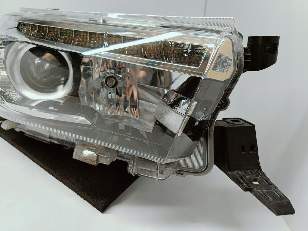TOYOTA HILUX VIII 8 15- LAMPA REFLEKTOR PRAWY PRZÓD LED KOITO 0K-56