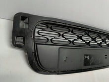 Załaduj zdjęcie do przeglądarki galerii, CITROEN C3 III 16- ATRAPA KRATKA ŚRODKOWA GRILL ZDERZAKA PRZÓD 9812061877