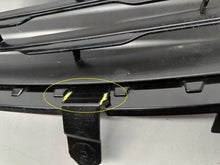 Laden Sie das Bild in den Galerie-Viewer, Opel Grandland X 17- GRILL BLENDE STOSSSTANGE VORNE UNTER KAMERA YP00023977