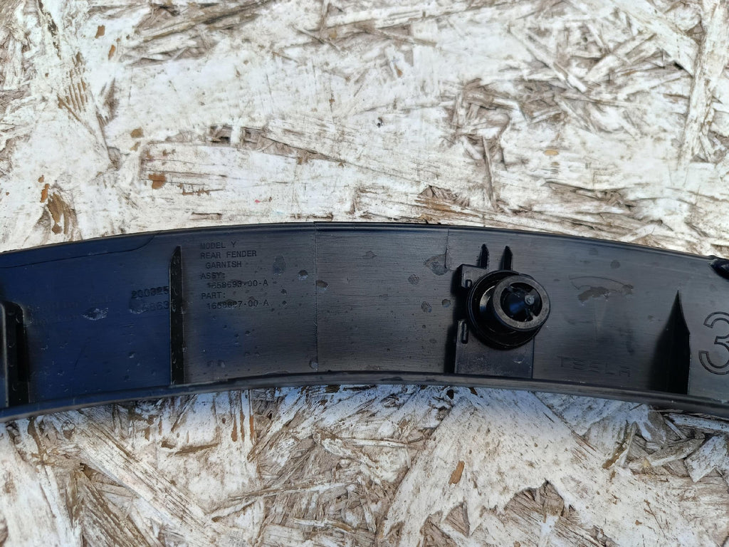 TESLA MODEL Y MY 22- KOTFLÜGELLEISTE LINKS HINTEN 1658697-00-A