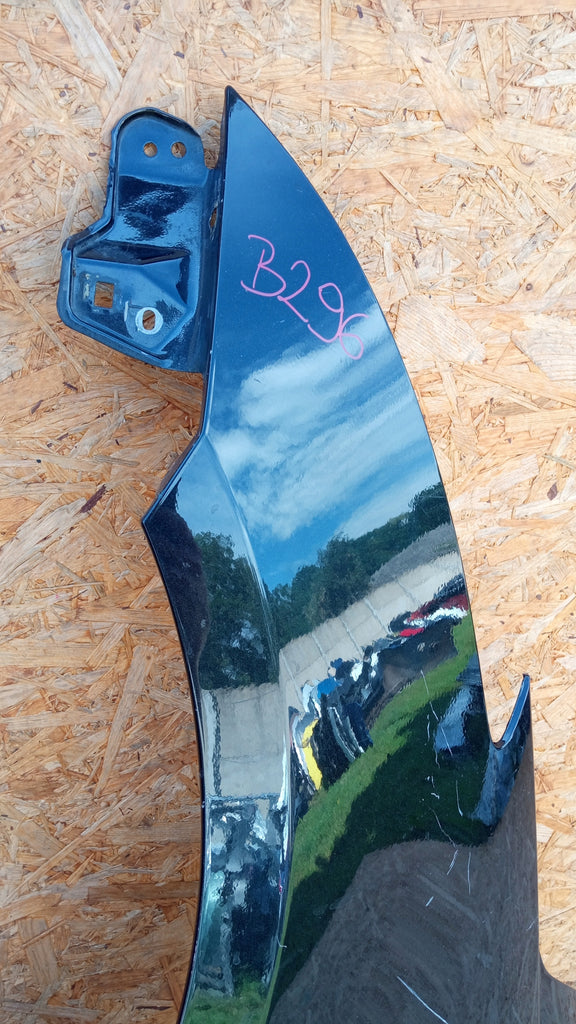 SUZUKI SWIFT MK7 13- BŁOTNIK LEWY PRZÓD