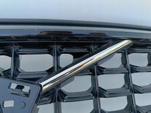 Load image into Gallery viewer, VOLVO XC40 LIFT R-DESIGN 22- ATRAPA GRILL KRATKA ZDERZAKA PRZÓD 32291466