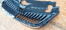 Laden Sie das Bild in den Galerie-Viewer, SKODA RAPID 12- KÜHLERGRILL GITTER STOßSTANGENGRILL VORNE CHROM 5JA853668