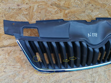 Załaduj zdjęcie do przeglądarki galerii, SKODA FABIA 2 II LIFT 10- ATRAPA GRILL KRATKA ZDERZAKA PRZÓD 5J0853668D