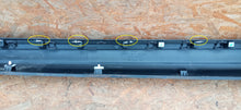 Laden Sie das Bild in den Galerie-Viewer, KIA E-SOUL SK3 EV 19- TÜRSCHWELLE SCHWELLENABDECKUNG SCHWELLENLEISTE RECHTS 87754-J2000
