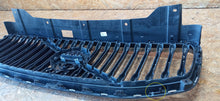 Laden Sie das Bild in den Galerie-Viewer, VOLVO XC60 II 17- ATRAPA GRILL KRATKA ZDERZAKA PRZÓD KAMERA 31457465