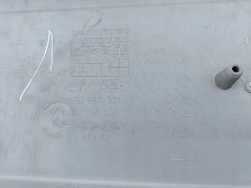 Skoda Octavia III 5E 12- STOSSFÄNGER VORNE SCHEINWERFERREINIGUNG OHNE PDC 5E0807221