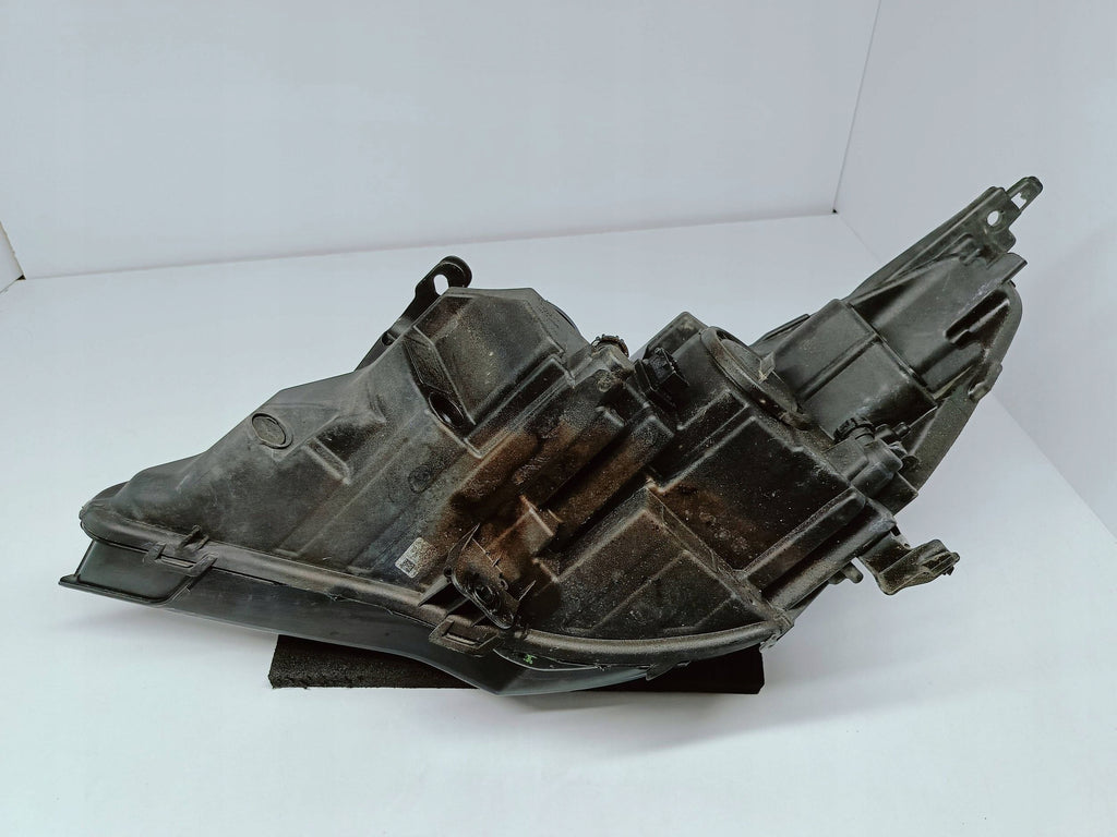 Opel Astra K V 15- LAMPA PRAWA PRZÓD SOCZEWKA ZWYKŁA + LED 39158006