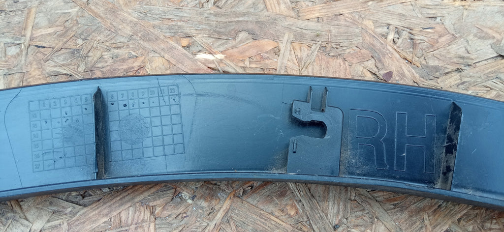 TESLA MODEL Y 22- KOTFLÜGELLEISTE HINTEN RECHTS 1683866-00-A