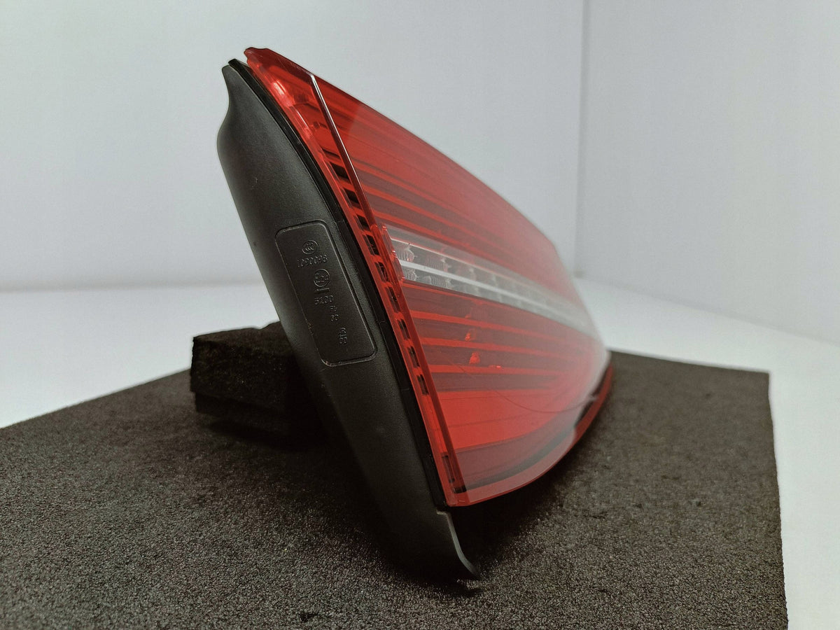Volkswagen Passat B8 Kombi 15- Lampa Klapy Bagażnika Lewy Tył 3G9945307D — zdjęcie 8 z 14
