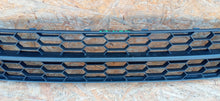 Load image into Gallery viewer, SKODA OCTAVIA III 13- ATRAPA GRILL KRATKA ZDERZAKA PRZEDNIEGO 5E0853677