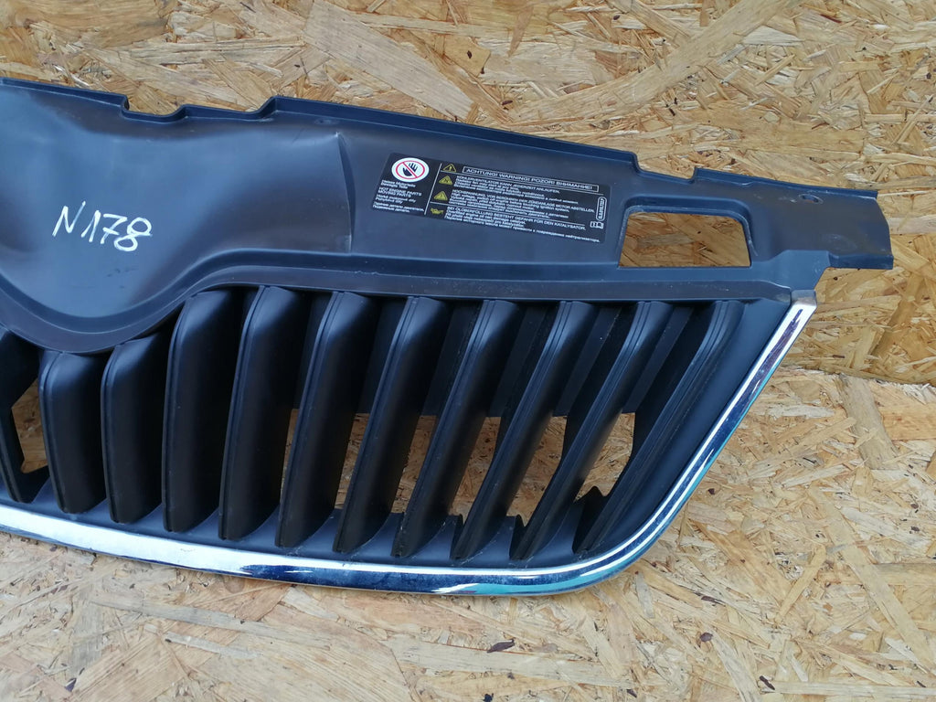 SKODA FABIA 2 II LIFT 10- ATRAPA GRILL KRATKA ZDERZAKA PRZÓD 5J0853668D