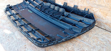 Load image into Gallery viewer, AUDI A5 8T LIFT 11- ATRAPA KRATKA ŚRODKOWA GRILL ZDERZAKA PRZÓD 8T0853651G