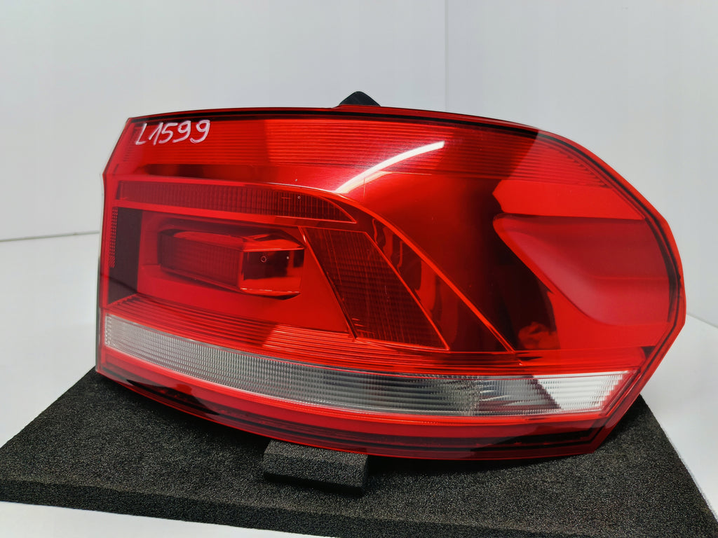 VOLKSWAGEN TOURAN 5TA 15- LAMPA PRAWA TYLNA PRAWY TYŁ 5TA945096A