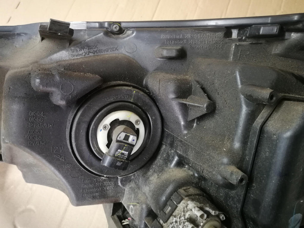 TOYOTA HILUX VIII 8 15- LAMPA REFLEKTOR PRAWY PRZÓD LED KOITO 0K-56