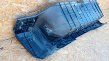 Laden Sie das Bild in den Galerie-Viewer, TOYOTA HILUX VIII 15- HECKBUMPER HINTEN TRITTSTUFE MITTE PC176-0K00S