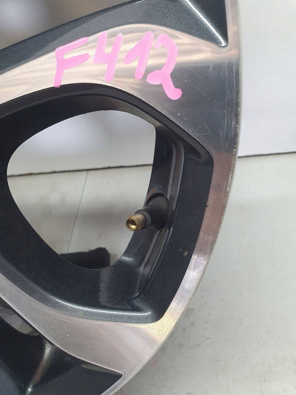 Mazda 2 II Felga Aluminiowa 16 Cali 5.5''x16'' ET40 4x100 OE 9965425560 — zdjęcie 9 z 16